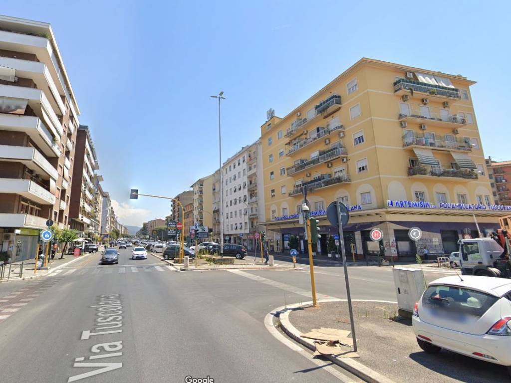 negozio in vendita a Roma in zona Cinecittà