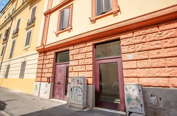 locale commerciale in vendita a Roma in zona Tuscolano