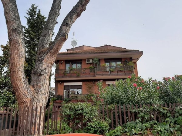 locale commerciale in vendita a Roma in zona Appio Claudio