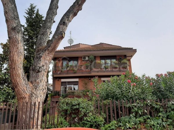 locale commerciale in vendita a Roma in zona Appio Claudio