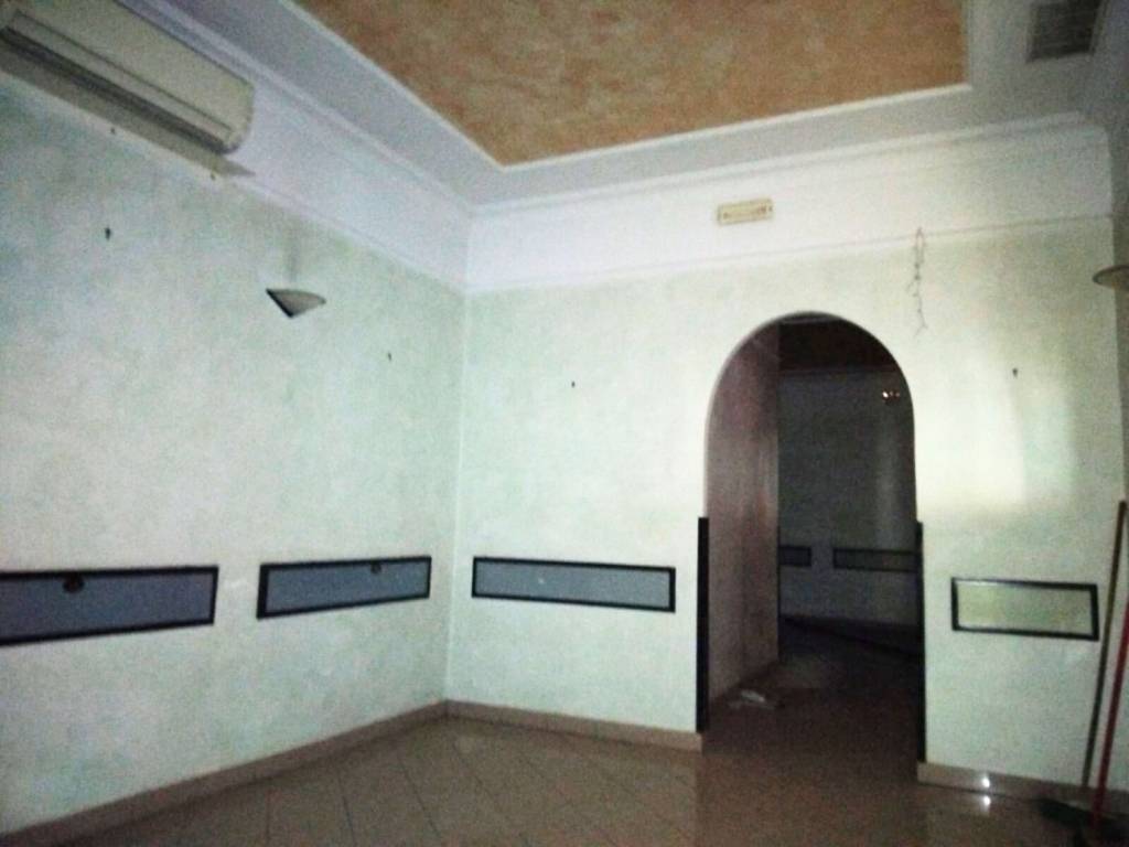 negozio in vendita a Roma in zona Tuscolano