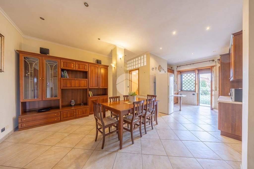 appartamento in vendita a Roma in zona Lunghezza