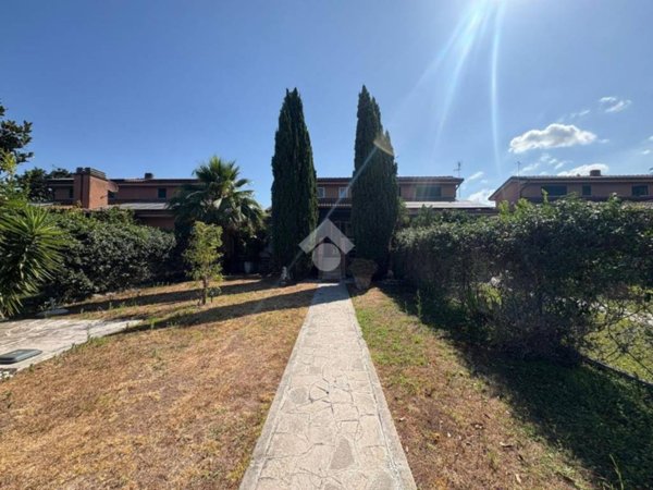 casa indipendente in vendita a Roma in zona Casal Palocco