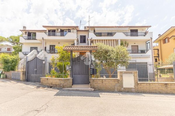 appartamento in vendita a Roma in zona Case Rosse