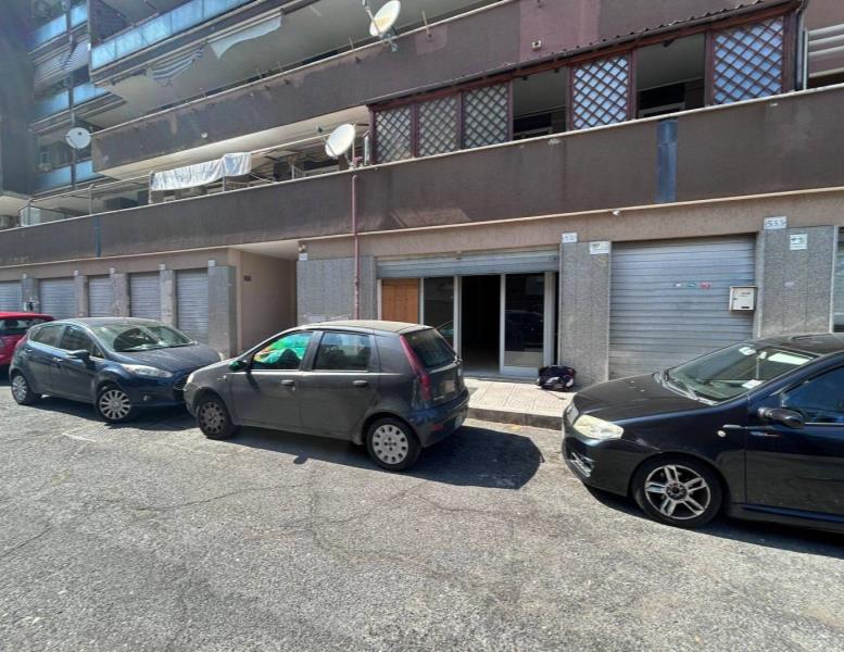 locale commerciale in vendita a Roma in zona Dragoncello