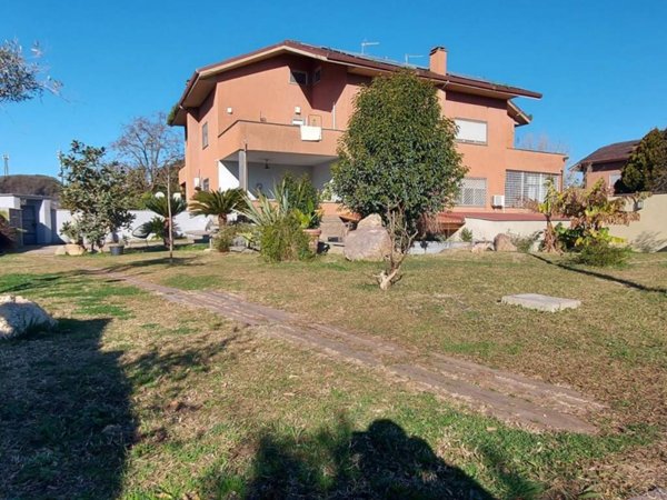 casa indipendente in vendita a Roma in zona Casal Palocco