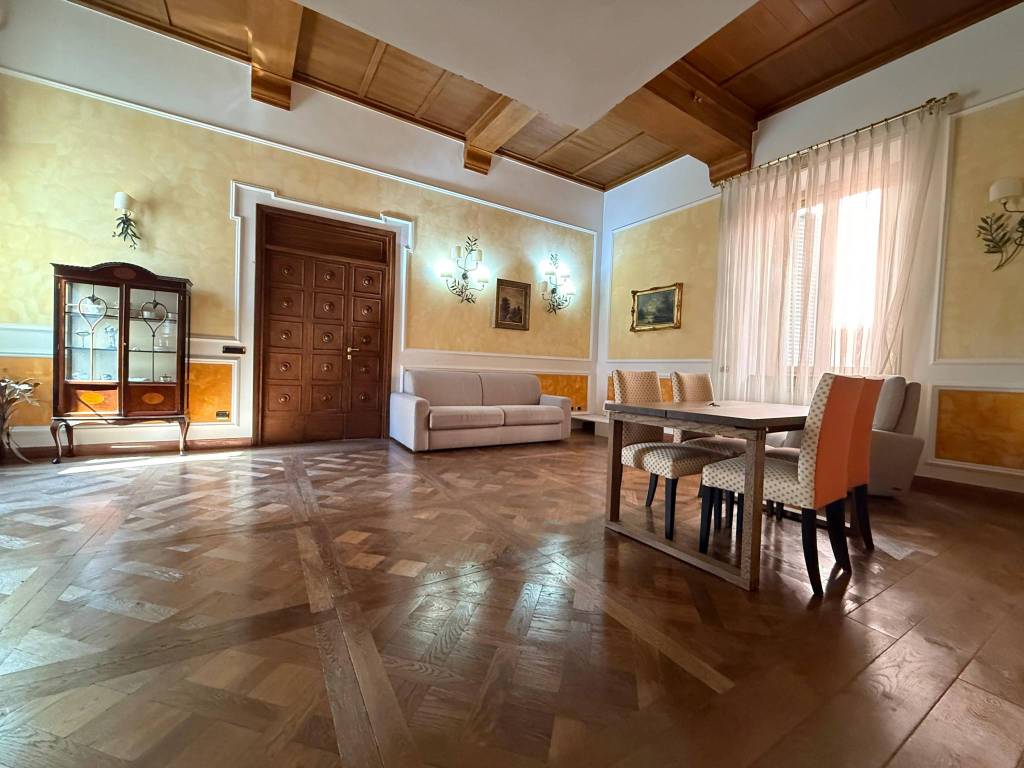 appartamento in vendita a Roma in zona Trevi-Colonna