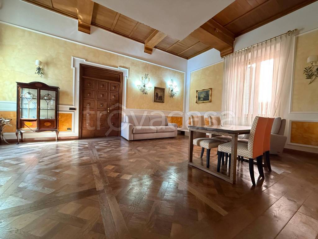 appartamento in vendita a Roma in zona Trevi-Colonna