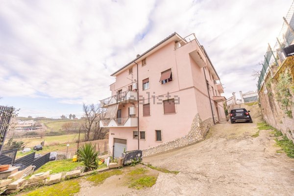 appartamento in vendita a Roma in zona Lunghezza