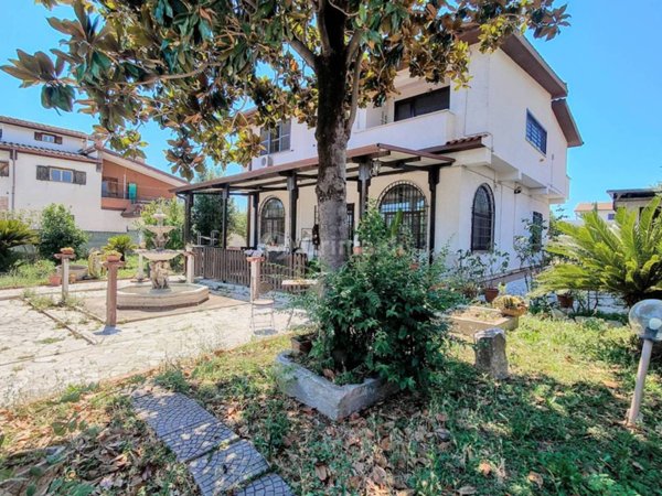 casa indipendente in vendita a Roma in zona Finocchio