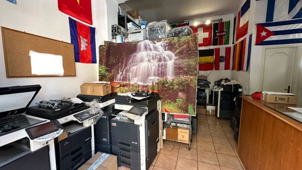 locale commerciale in vendita a Roma in zona Appio Latino