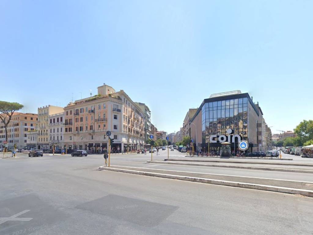 negozio in vendita a Roma in zona Appio Latino