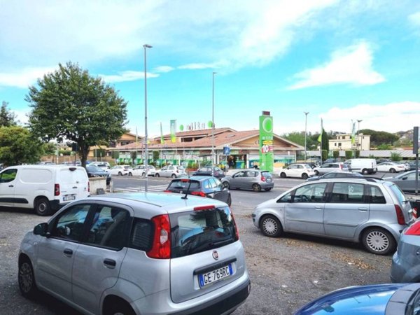 negozio in vendita a Roma in zona Pantan Monastero