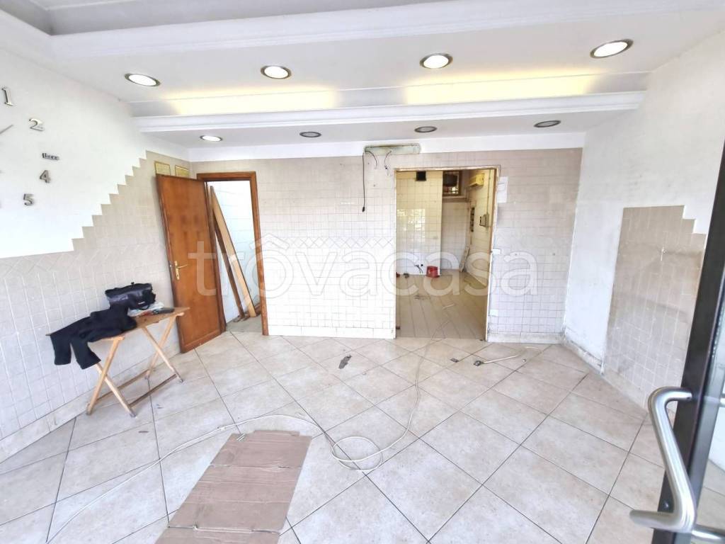 negozio in vendita a Roma in zona Pantan Monastero