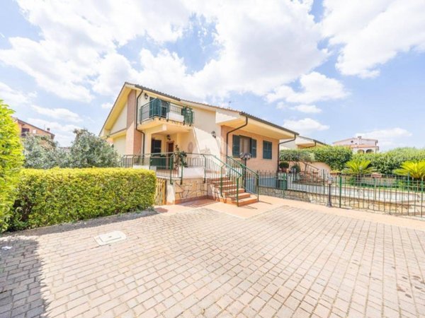 casa indipendente in vendita a Roma in zona Lunghezza