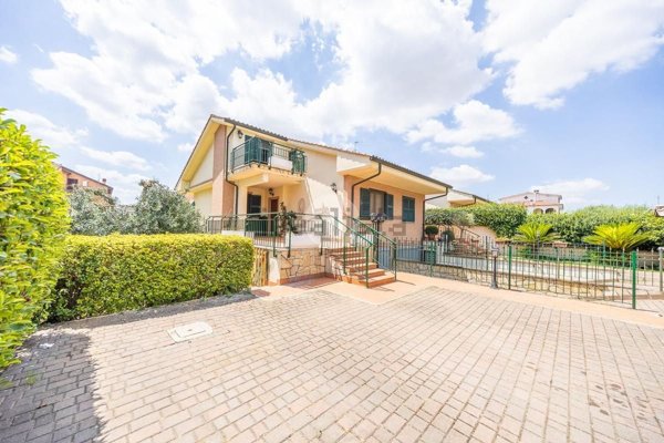 casa indipendente in vendita a Roma in zona Lunghezza