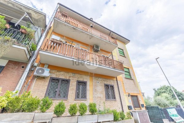 appartamento in vendita a Roma in zona Torre Angela