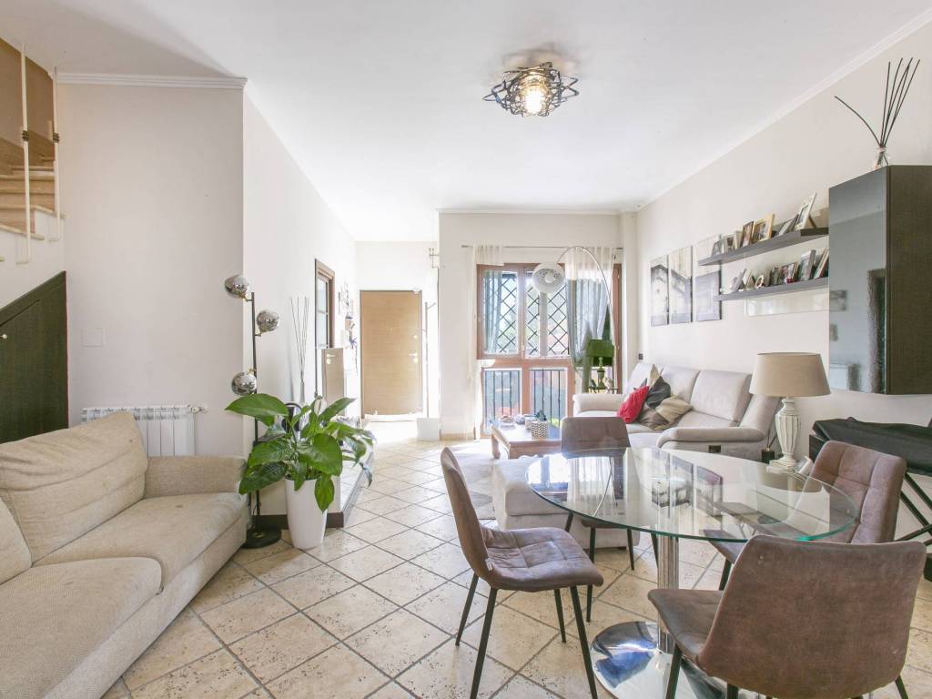 casa indipendente in vendita a Roma in zona Longarina