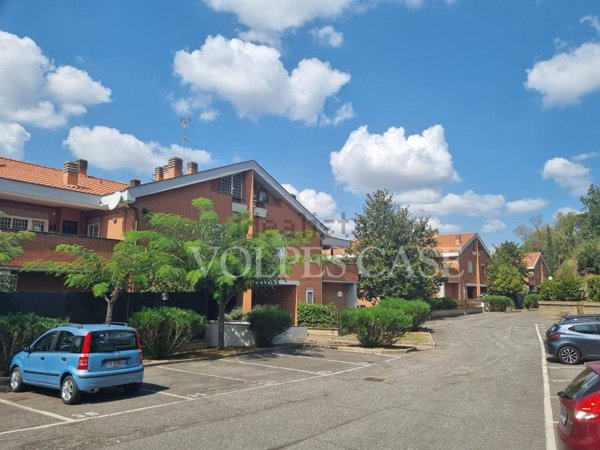 appartamento in vendita a Roma in zona Valle Muricana