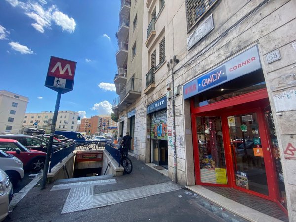 locale commerciale in vendita a Roma in zona Appio Latino