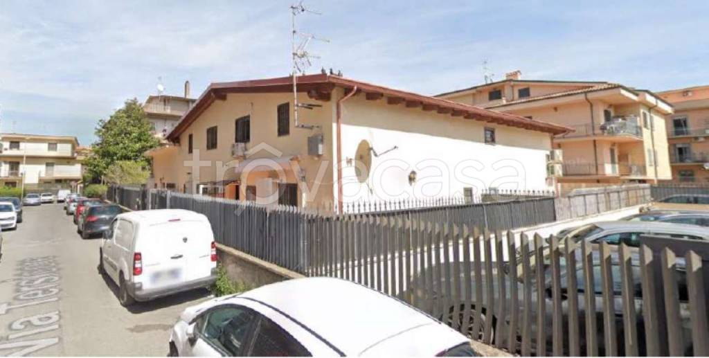negozio in vendita a Roma in zona Torre Angela