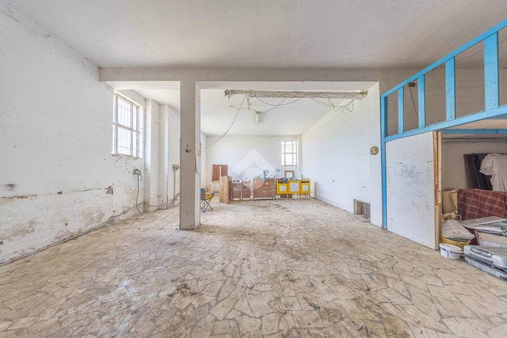 locale di sgombero in vendita a Roma in zona Castelverde