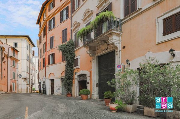 negozio in vendita a Roma in zona Rione Regola