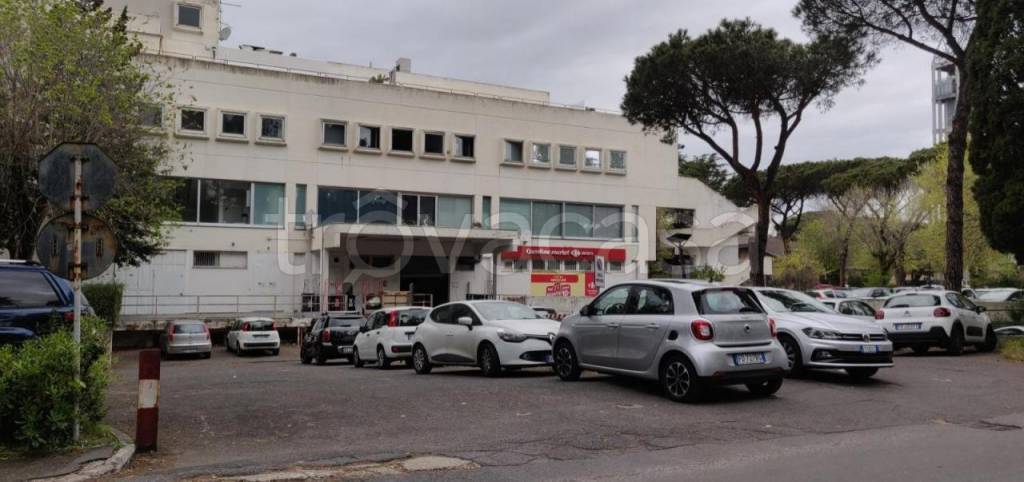 locale commerciale in vendita a Roma in zona Ostiense