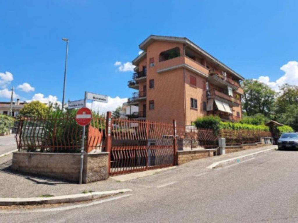 locale commerciale in vendita a Roma in zona Finocchio
