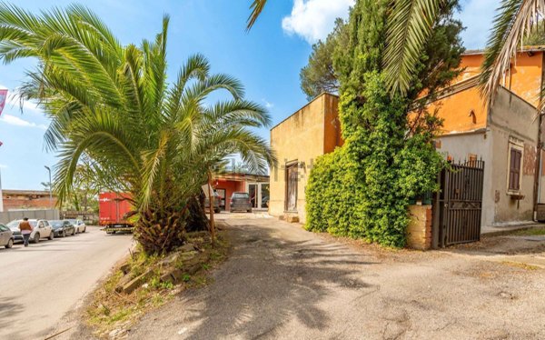 negozio in vendita a Roma in zona Tor Cervara