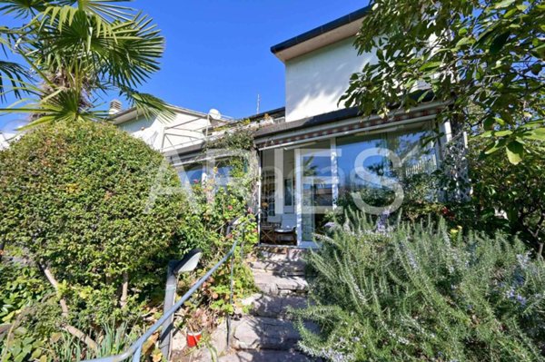 casa indipendente in vendita a Roma in zona Casal Palocco