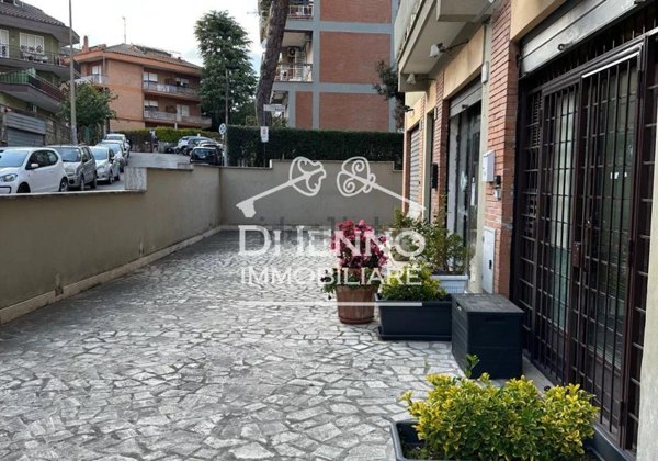 locale commerciale in vendita a Roma in zona Tomba di Nerone