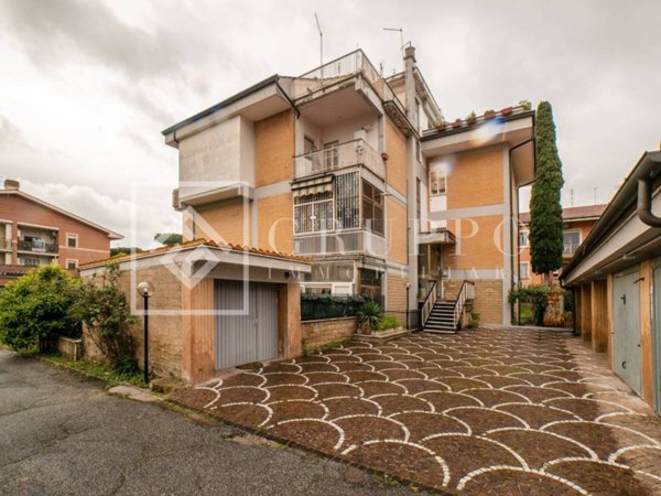 appartamento in vendita a Roma in zona Appio Pignatelli