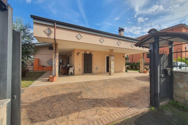 casa indipendente in vendita a Roma in zona Lunghezza
