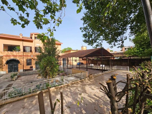 negozio in vendita a Roma in zona Appio Claudio