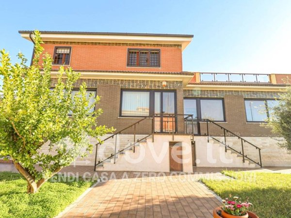 casa indipendente in vendita a Roma in zona Massimina/Casal Lumbroso