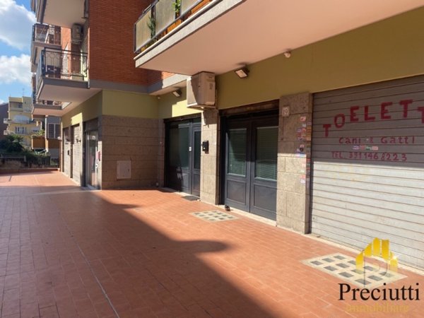 locale commerciale in vendita a Roma