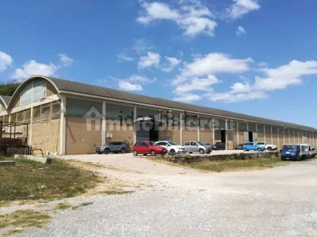 locale commerciale in vendita a Roma in zona Sette Bagni