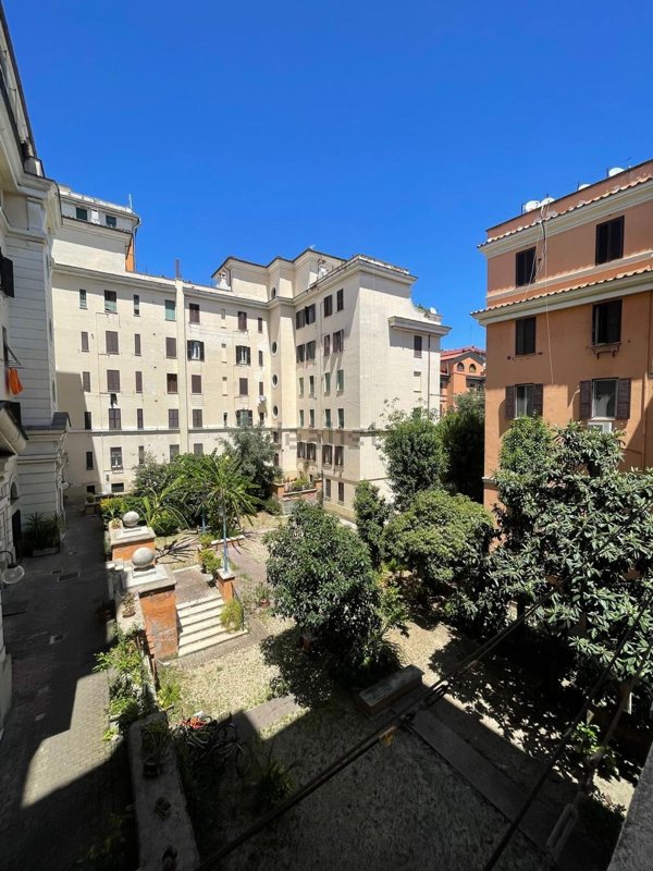 appartamento in vendita a Roma in zona Appio Latino