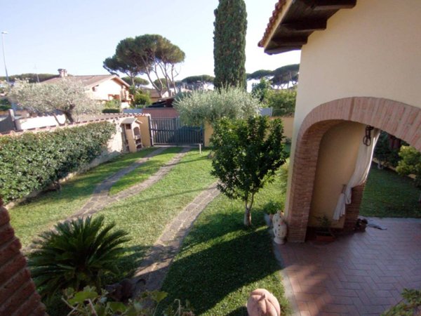 casa indipendente in vendita a Roma in zona Casal Palocco