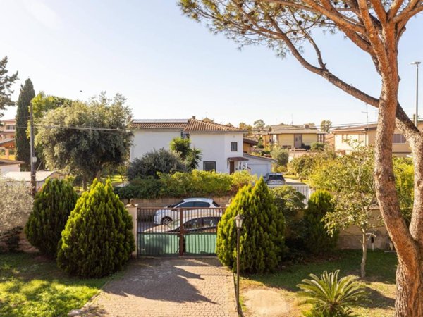casa indipendente in vendita a Roma in zona Ostia Antica