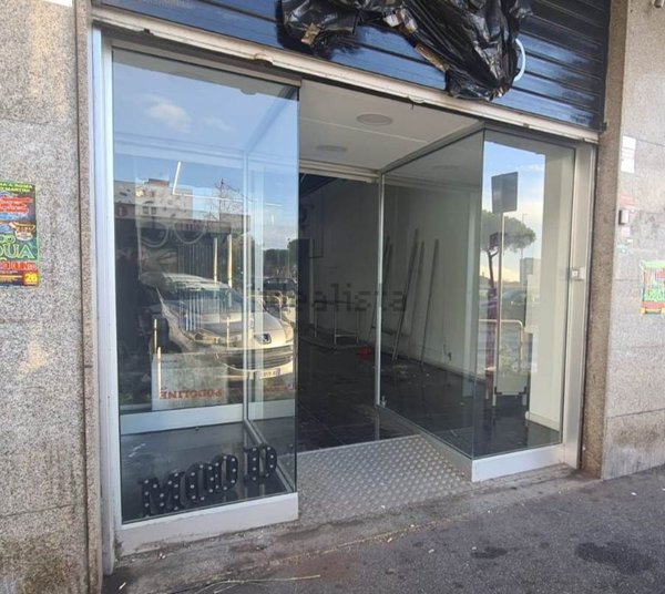locale commerciale in vendita a Roma in zona Tor Bella Monaca