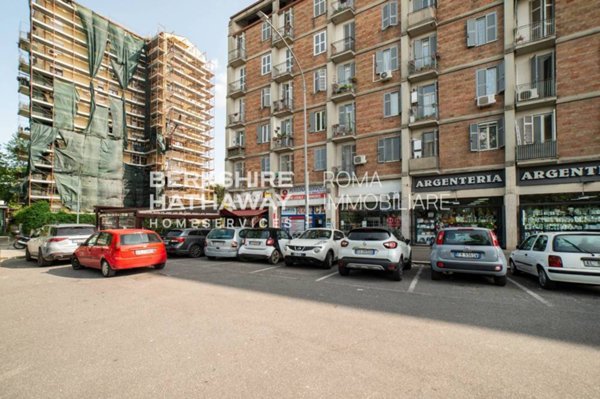 locale commerciale in vendita a Roma in zona Appio Claudio