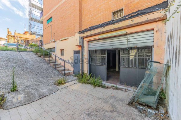 locale di sgombero in vendita a Roma in zona Borghesiana