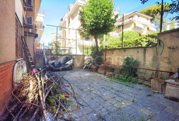 appartamento in vendita a Roma in zona Tomba di Nerone