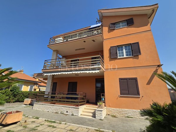 appartamento in vendita a Roma in zona Ostia Antica