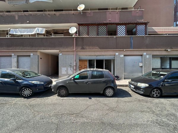 locale commerciale in vendita a Roma in zona Dragoncello