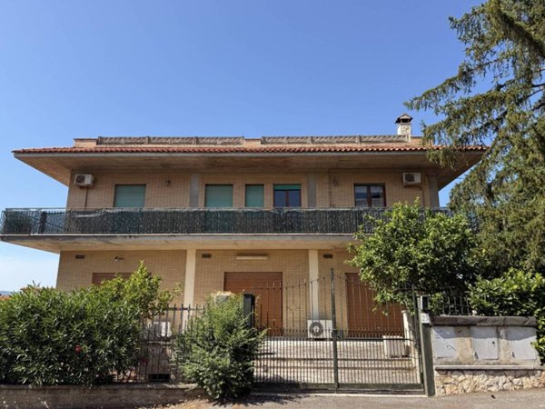 casa indipendente in vendita a Roma in zona Valle Muricana