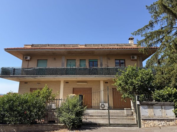casa indipendente in vendita a Roma in zona Valle Muricana