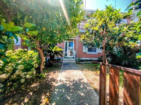 casa indipendente in vendita a Roma in zona Acilia
